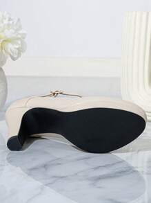 Scarpe décolleté con tacco largo in morbida pelle beige, adatte per abiti da sera o per l'ufficio - Beige - Visualizzare 4