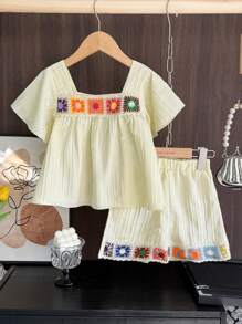 Kleine Mädchen 2-teiliges Outfit mit Blumen gewebter Schleifen-Textur Kurzarmshirt und Shorts für den Sommer