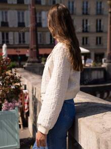 Veste courte en tweed à paillettes et col rond pour femme – Design sophistiqué et minimaliste, parfaite pour toutes les occasions : travail, événements formels ou rendez-vous romantiques.