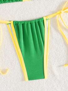 Top bikini con incrocio sulla schiena a costine semplici e slip bikini con lacci laterali, adatto per vacanze estive in spiaggia