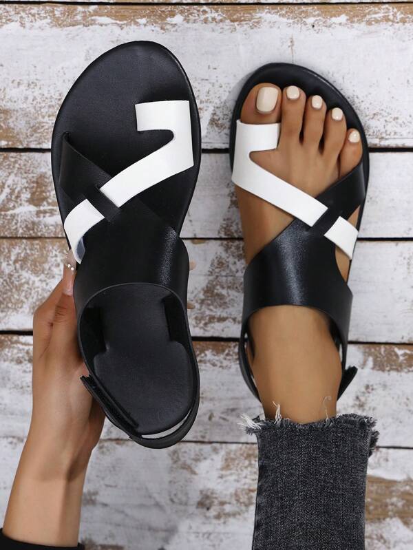 Sandalias planas cómodas y transpirables de 2024 de otoño con contraste de negro y blanco, de piel sintética con correa de gancho y bucle, suela suave y antideslizante, aptas para usar en la playa o en interiores