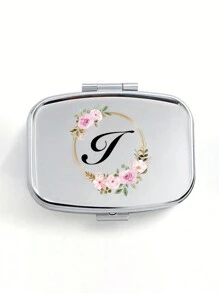 粉色花环字母图案方形药盒，2 个便携式药丸储存隔层，迷你金属储物盒，便携式珠宝和药丸盒，带有姓名标识的个性化创意礼物，适合旅行、户外活动、包、口袋，用于婚礼礼物、礼品和招待会装饰，独特设计的装饰性旅行收纳盒（首字母 A-Z）﻿