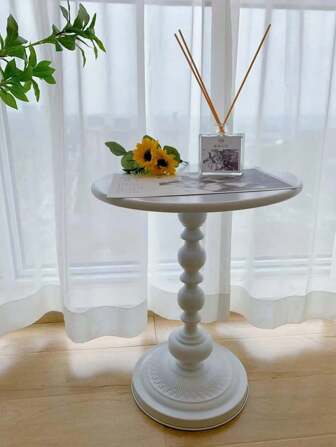 纯白色边桌可与不同风格的家居装饰搭配。这是一份特别的礼物，可以送给新搬来的亲戚或朋友。金属边桌，现代风格的客厅家具