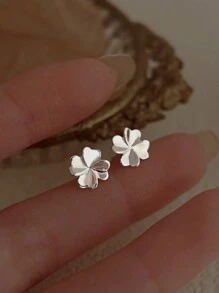 FOREVER QUEEN 1 par de brincos de trevo de quatro folhas da sorte em prata esterlina 925 para mulheres, brincos simples para mulheres, presente perfeito para uso diário, escolha ideal para o Natal, acessório para todas as estações em seda esterlina