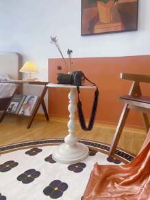 纯白色边桌可与不同风格的家居装饰搭配。这是一份特别的礼物，可以送给新搬来的亲戚或朋友。金属边桌，现代风格的客厅家具