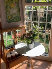 纯白色边桌可与不同风格的家居装饰搭配。这是一份特别的礼物，可以送给新搬来的亲戚或朋友。金属边桌，现代风格的客厅家具