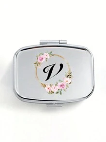 粉色花环字母图案方形药盒，2 个便携式药丸储存隔层，迷你金属储物盒，便携式珠宝和药丸盒，带有姓名标识的个性化创意礼物，适合旅行、户外活动、包、口袋，用于婚礼礼物、礼品和招待会装饰，独特设计的装饰性旅行收纳盒（首字母 A-Z）﻿