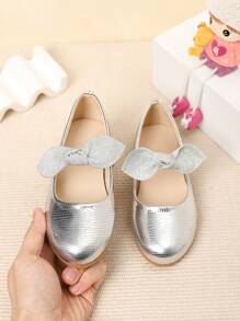 Edición limitada del Año Nuevo 2025 Zapatos planos de ballet con estilo de princesita con lazo, escala de pez y brillos plateados, suela blanda y cómoda, puntera superficial, decorados con hojas plateadas, zapatos planos para niños adecuados para caminar en la pasarela, zapatos escolares para estudiantes durante el período escolar, tacones altos para jóvenes