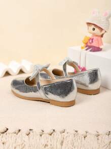 Edición limitada del Año Nuevo 2025 Zapatos planos de ballet con estilo de princesita con lazo, escala de pez y brillos plateados, suela blanda y cómoda, puntera superficial, decorados con hojas plateadas, zapatos planos para niños adecuados para caminar en la pasarela, zapatos escolares para estudiantes durante el período escolar, tacones altos para jóvenes