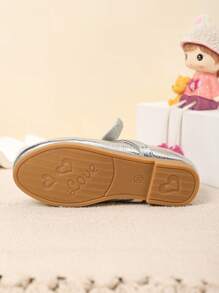 Edición limitada del Año Nuevo 2025 Zapatos planos de ballet con estilo de princesita con lazo, escala de pez y brillos plateados, suela blanda y cómoda, puntera superficial, decorados con hojas plateadas, zapatos planos para niños adecuados para caminar en la pasarela, zapatos escolares para estudiantes durante el período escolar, tacones altos para jóvenes