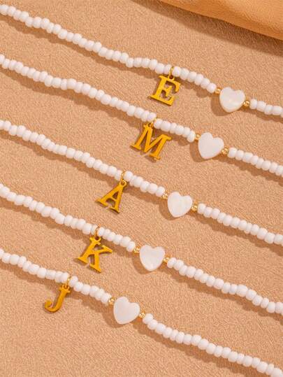 1 件优雅少女风格金色不锈钢 26 个字母吊坠，配白色心形吊坠和彩色塑料珠项链，首字母名字项链，适合送给女朋友、同学、朋友，适合休闲穿着和旅行