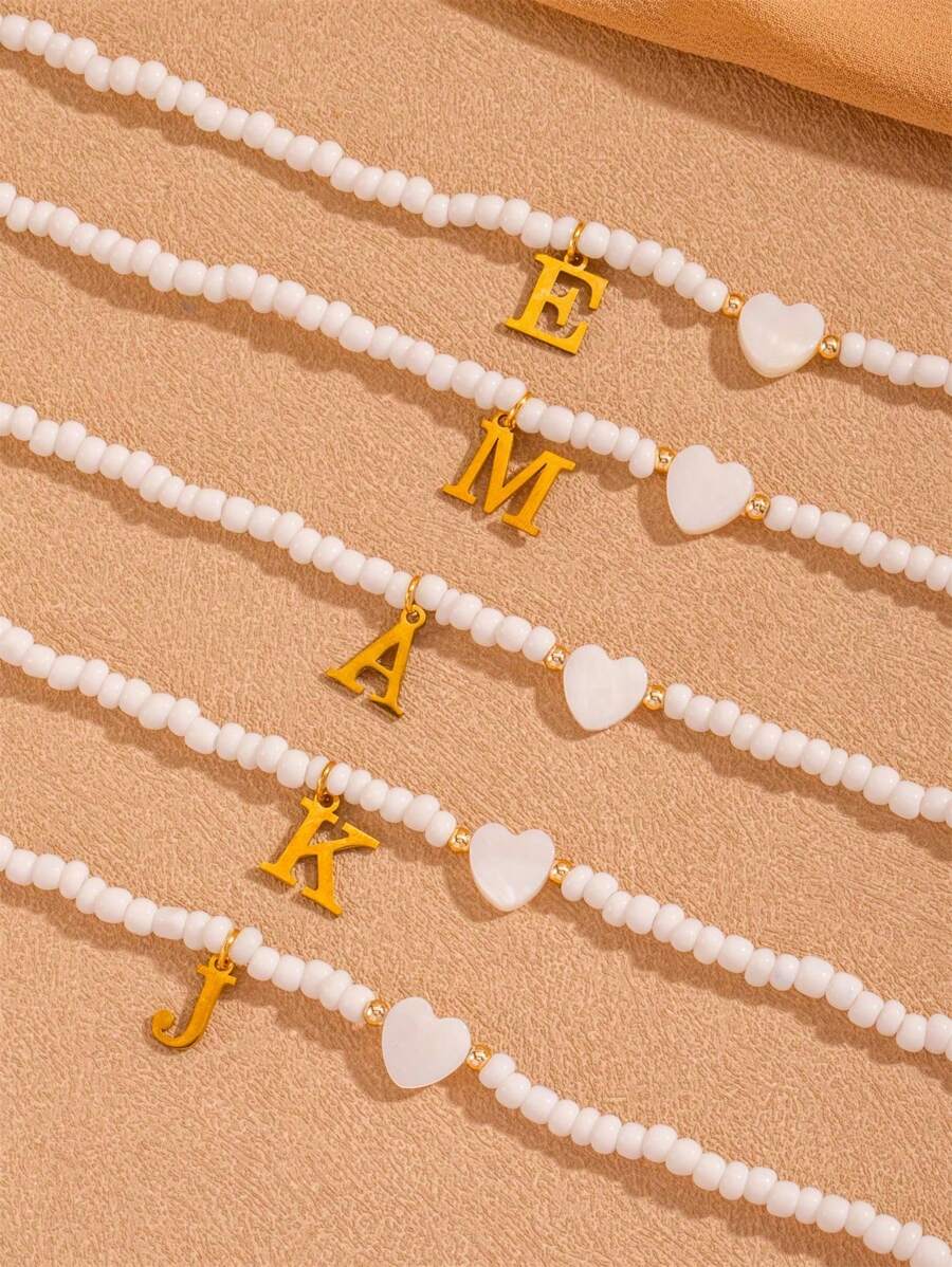 1 件优雅少女风格金色不锈钢 26 个字母吊坠，配白色心形吊坠和彩色塑料珠项链，首字母名字项链，适合送给女朋友、同学、朋友，适合休闲穿着和旅行 - 彩色 - 查看 1