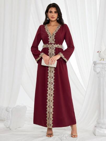 Robă de damă, modestă, în stil arab, cu decolteu în V, cu dantelă, cu mânecă lungă, elegantă și minimalistă