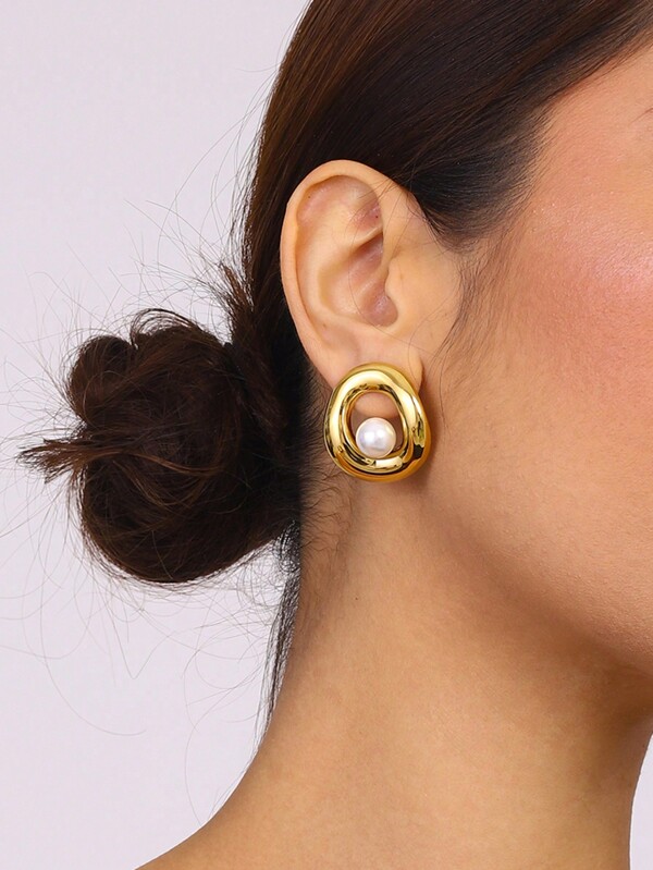 Uworld 1 par de brincos femininos de aço inoxidável redondos banhados a ouro 18K, elegantes e modernos, embelezados com pérolas, brincos geométricos versáteis de aço inoxidável de alta qualidade, à prova d'água, adequados para férias e uso à beira-mar