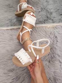 KATE MIUCH 原创设计，简约复古风凉鞋，适合派对、晚宴、音乐节、情人节等各种场合。米色流苏圆头平底白色女凉鞋。波西米亚风优雅浪漫艺术青春轻盈透气露趾白色平底拖鞋。情人节特惠。 - 白色 - 查看 3