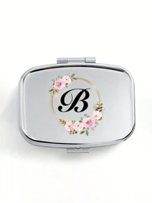 粉色花环字母图案方形药盒，2 个便携式药丸储存隔层，迷你金属储物盒，便携式珠宝和药丸盒，带有姓名标识的个性化创意礼物，适合旅行、户外活动、包、口袋，用于婚礼礼物、礼品和招待会装饰，独特设计的装饰性旅行收纳盒（首字母 A-Z）﻿