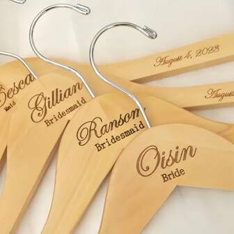 1 set de cintres de robe de mariée personnalisés, cintres de fête de mariage personnalisés pour la mariée et les demoiselles d'honneur, cintres de vêtements sculptés, en bois massif fait main, convient pour la célébration de mariage et l'exposition de robes, imperméable, anti-moisissure, élégant, adorable, personnalisé de haute qualité, idéal pour les anniversaires, les anniversaires, l'école, le bureau, la maison, cadeaux uniques pour elle, petit ami, petite amie, père, mère, famille, amis, fils, fille, étudiants