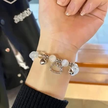 Sanrio 1 pièce Accessoire de poignet élastique avec charm Sanrio Hello chat, perles en verre émaillé de couleur cœur. Créé pour les âges 15+. Bijou officiellement sous licence, inspiré du thème mignon Y2K, idéal pour l'anniversaire et les événements festifs
