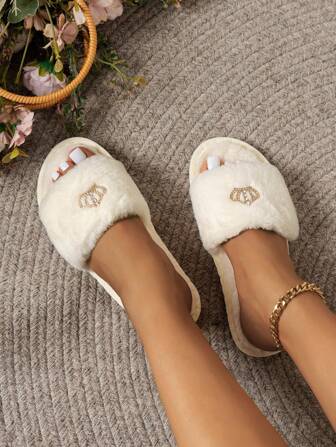 Bekväma, mjuka och moderiktiga hemmatofflor. Lämpliga för inomhus- och utomhusbruk. Ett perfekt val för modeentusiaster. Damtofflor, plyschtofflor, enkla svarta plyschtofflor för sovrummet.