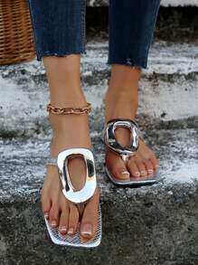 Sandali infradito da donna con fibbia decorativa circolare dorata e design forato, stile vacanziero estivo, leggeri e alla moda