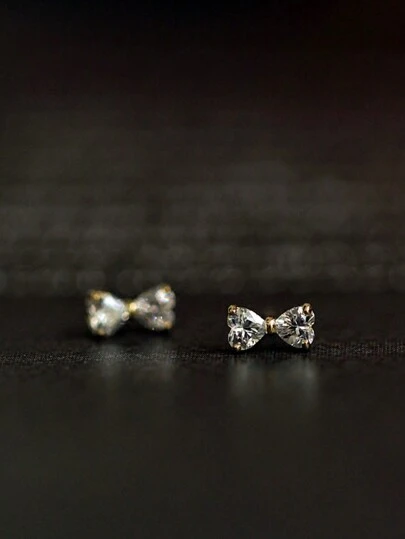 1 对 S925 纯银方晶锆石蝴蝶结耳钉，百搭珠宝配饰，送给女朋友和挚友的礼物