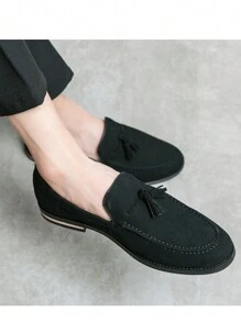 Mocassini casual eleganti da uomo con design senza lacci e decorazione a nappina