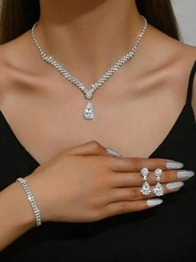 Bolso de embrague de fiesta cuadrado elegante y lujoso para mujer, bolso de fiesta de lujo y de moda con cadena de metal, kit de 24 uñas postizas elegantes y de unicolor extraíbles con brillantes, pendientes con pedrería, collar colgante y pulsera, adecuado para mujeres y niñas para banquetes, bailes, fiestas y bodas.