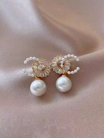 1 par de pendientes con diseño en C de cobre minimalista y moderno con circonita cúbica y perla falsa, apropiados para bodas, fiestas y eventos de mujer