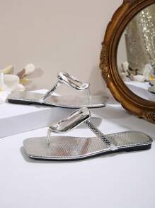 Sandali infradito da donna con fibbia decorativa circolare dorata e design forato, stile vacanziero estivo, leggeri e alla moda