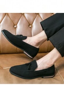 Mocassini casual eleganti da uomo con design senza lacci e decorazione a nappina