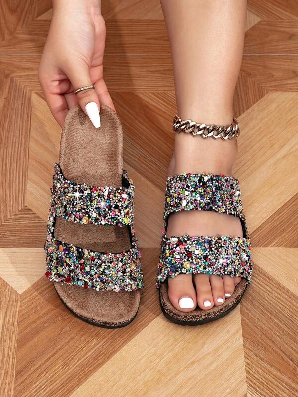 Novas sandálias de salto alto multicoloridas com fivela de metal peludo, chinelos casuais de cunha com glitter e strass, sapatos baixos para uso em casa/praia, cinza
