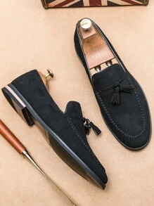 Mocassini casual eleganti da uomo con design senza lacci e decorazione a nappina