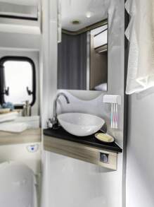 1 pezzo Porta spazzolini da denti da parete con 6 slot, organizer da armadio per camper con coperchio, in plastica con adesivo per appendere gli spazzolini da bagno, organizer per la casa. Decorazione per il bagno di casa, decorazione autunnale, ritorno a scuola