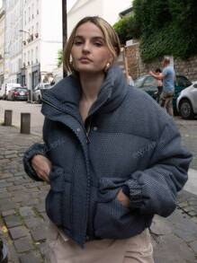 Veste matelassée court unie pour femme - manteau matelassé court avec cordon de serrage ajustable, fermeture éclair, et poches. Imprimé géométrique, chaud, tendance et polyvalent pour temps froid, parfait pour toute occasion : travail, école ou sorties