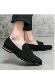 Mocassini casual eleganti da uomo con design senza lacci e decorazione a nappina