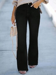 Jeans acampanados básicos de talla grande en negro, corte slim adecuado para usar todo el año