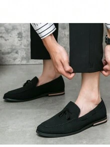 Mocassini casual eleganti da uomo con design senza lacci e decorazione a nappina