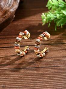 一对时尚优雅的彩色巧克力树脂DIY手工C形耳环，适合女性在派对和晚宴上佩戴，搭配精美服饰。部分耳环采用树脂和贝壳碎片混合制成，因此尺寸和颜色可能略有不同。贝壳碎片的颜色随机。新增酒红色方形糖粒搭配米色珍珠金色C形耳环，树脂呈现多种色调和图案，每朵花的图案都独一无二。 - 波西米亞耳環 - 查看 2