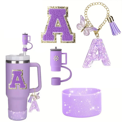 4 قطع مجموعة إكسسوارات كوب الأحرف الأبجدية (30-40 أونصة) - تشمل: 1 غطاء قش، 1 سحر حرف، 1 واقي قاع كوب من السيليكون اللامع، 1 ملصق حرف الكوب