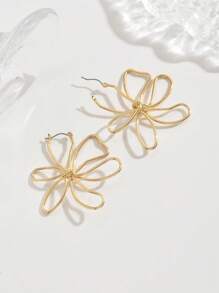 1 paire de boucles d'oreilles asymétriques à fleurs creuses minimalistes et pour femmes, convenant aux mariées, demoiselles d'honneur, mariage, soirée ou port quotidien en vacances. Cadeau de couple.