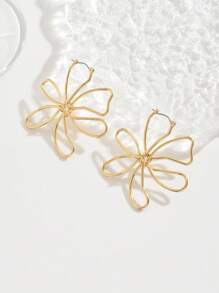 1 paire de boucles d'oreilles asymétriques à fleurs creuses minimalistes et pour femmes, convenant aux mariées, demoiselles d'honneur, mariage, soirée ou port quotidien en vacances. Cadeau de couple.