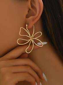 1 paire de boucles d'oreilles asymétriques à fleurs creuses minimalistes et pour femmes, convenant aux mariées, demoiselles d'honneur, mariage, soirée ou port quotidien en vacances. Cadeau de couple.