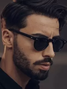 Une paire de lunettes noires rondes rétro punk classiques sauvages, convenant pour les fêtes extérieures, les vacances, les voyages, les déplacements, la photographie. Accessoires de lunettes de soleil pour les vacances à la plage, l'extérieur, les voyages