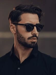Une paire de lunettes noires rondes rétro punk classiques sauvages, convenant pour les fêtes extérieures, les vacances, les voyages, les déplacements, la photographie. Accessoires de lunettes de soleil pour les vacances à la plage, l'extérieur, les voyages