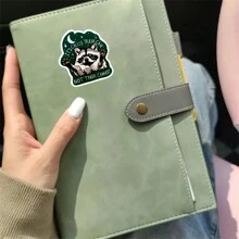 1 szt., humorystyczne kalambury, 3-calowe, zdejmowane, wodoodporne, zewnętrzne, winylowe, trwałe, kreatywne naklejki na prezent z motywem szopa. "To się nazywa kosz na śmieci, a nie kosz na śmieci nie może". Zabawna naklejka z szopem, naklejka z pandą na śmieci, humorystyczna naklejka ze zwierzęciem, słodka naklejka z szopem, naklejka z kalamburem na kosz na śmieci, odpowiednia na każdą gładką powierzchnię, na laptopa, tablet, etui na telefon komórkowy, pamiętnik, notatkę, biurko, kask, artykuły szkolne.