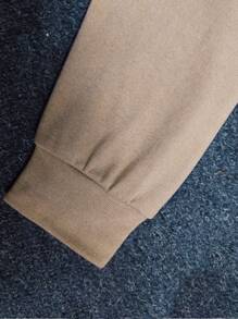 Completo da donna taglie forti, modello sportivo casual: giacca in maglia cardigan con bottoni e pantaloni con laccetti