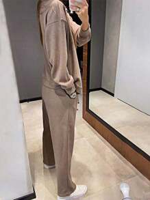 Completo da donna taglie forti, modello sportivo casual: giacca in maglia cardigan con bottoni e pantaloni con laccetti