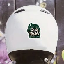 1 szt., humorystyczne kalambury, 3-calowe, zdejmowane, wodoodporne, zewnętrzne, winylowe, trwałe, kreatywne naklejki na prezent z motywem szopa. "To się nazywa kosz na śmieci, a nie kosz na śmieci nie może". Zabawna naklejka z szopem, naklejka z pandą na śmieci, humorystyczna naklejka ze zwierzęciem, słodka naklejka z szopem, naklejka z kalamburem na kosz na śmieci, odpowiednia na każdą gładką powierzchnię, na laptopa, tablet, etui na telefon komórkowy, pamiętnik, notatkę, biurko, kask, artykuły szkolne.