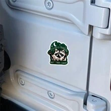 1 szt., humorystyczne kalambury, 3-calowe, zdejmowane, wodoodporne, zewnętrzne, winylowe, trwałe, kreatywne naklejki na prezent z motywem szopa. "To się nazywa kosz na śmieci, a nie kosz na śmieci nie może". Zabawna naklejka z szopem, naklejka z pandą na śmieci, humorystyczna naklejka ze zwierzęciem, słodka naklejka z szopem, naklejka z kalamburem na kosz na śmieci, odpowiednia na każdą gładką powierzchnię, na laptopa, tablet, etui na telefon komórkowy, pamiętnik, notatkę, biurko, kask, artykuły szkolne.