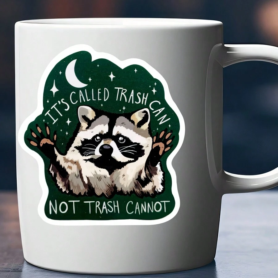 1 szt., humorystyczne kalambury, 3-calowe, zdejmowane, wodoodporne, zewnętrzne, winylowe, trwałe, kreatywne naklejki na prezent z motywem szopa. "To się nazywa kosz na śmieci, a nie kosz na śmieci nie może". Zabawna naklejka z szopem, naklejka z pandą na śmieci, humorystyczna naklejka ze zwierzęciem, słodka naklejka z szopem, naklejka z kalamburem na kosz na śmieci, odpowiednia na każdą gładką powierzchnię, na laptopa, tablet, etui na telefon komórkowy, pamiętnik, notatkę, biurko, kask, artykuły szkolne.